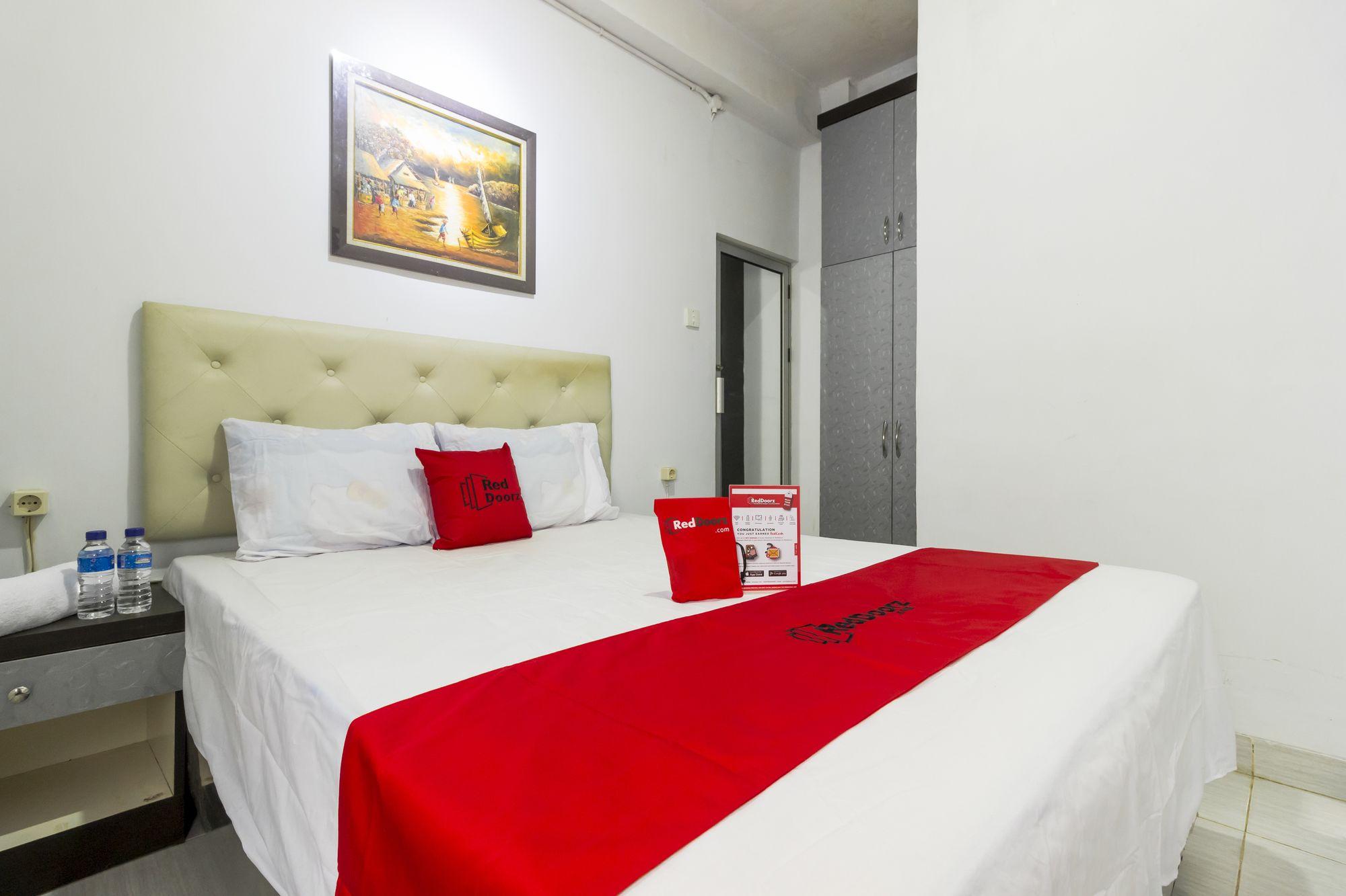 Hotel Reddoorz Near Gajah Mada Plaza 2 Giacarta Esterno foto