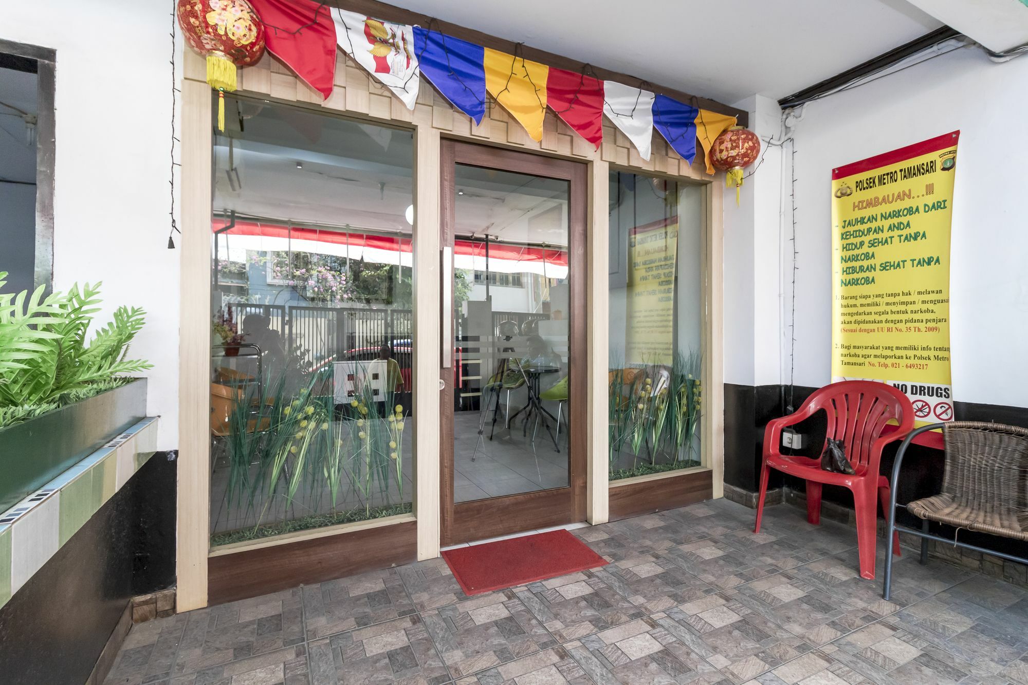 Hotel Reddoorz Near Gajah Mada Plaza 2 Giacarta Esterno foto