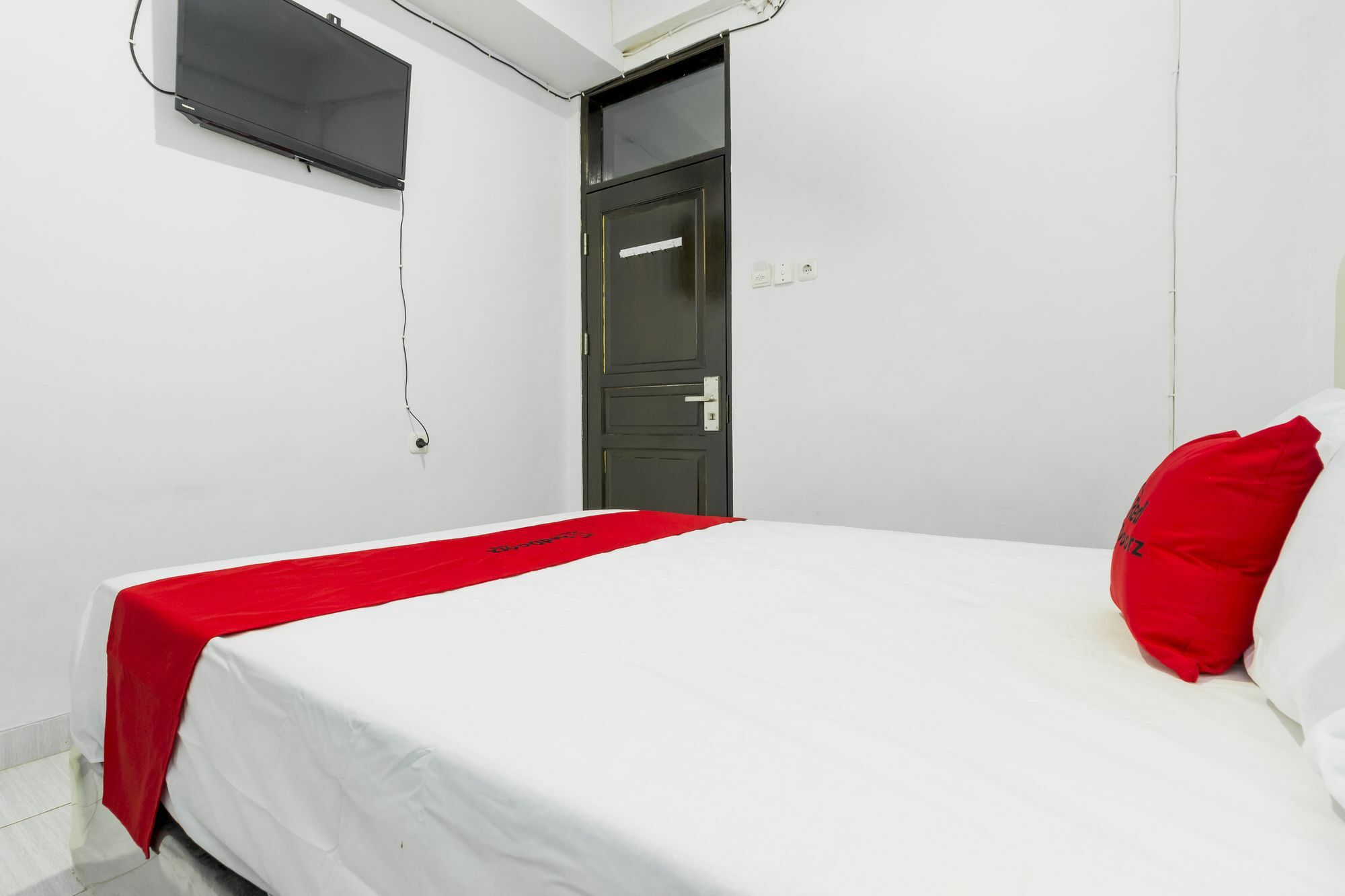 Hotel Reddoorz Near Gajah Mada Plaza 2 Giacarta Esterno foto