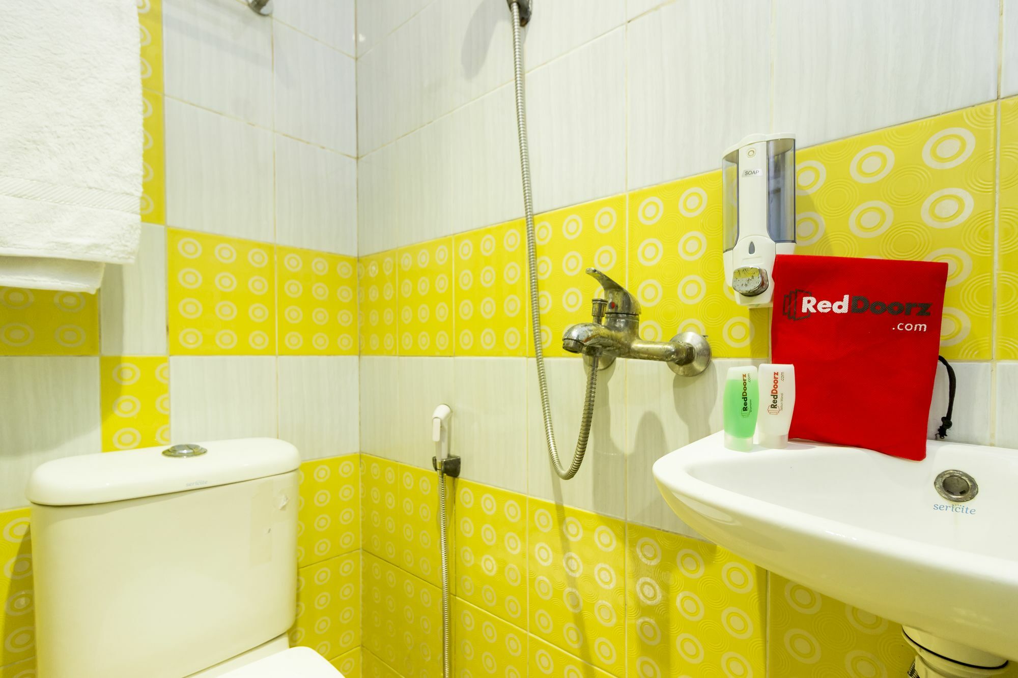 Hotel Reddoorz Near Gajah Mada Plaza 2 Giacarta Esterno foto