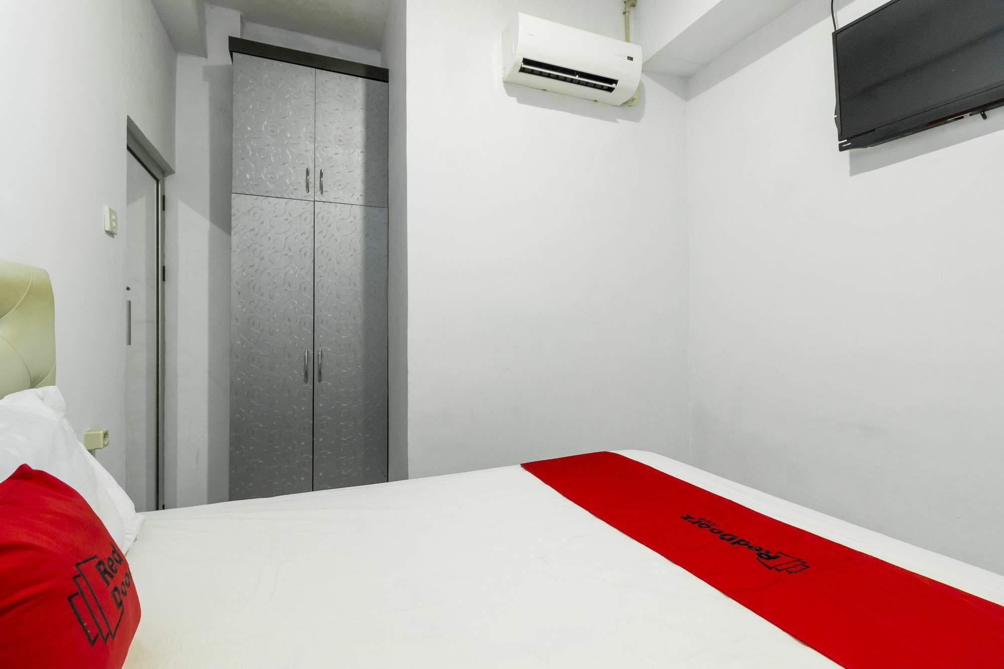 Hotel Reddoorz Near Gajah Mada Plaza 2 Giacarta Esterno foto